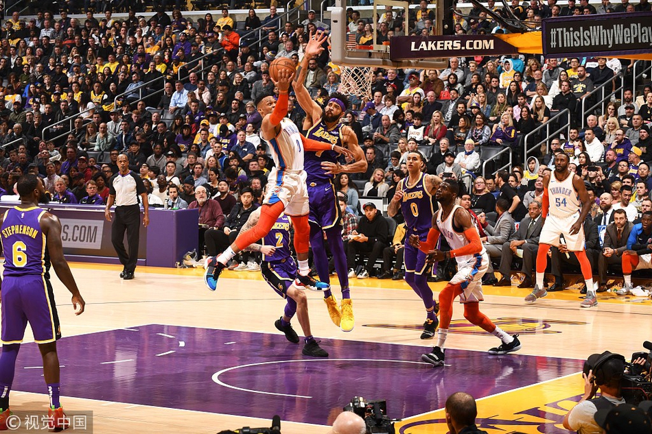 他在投篮时 他在投篮时